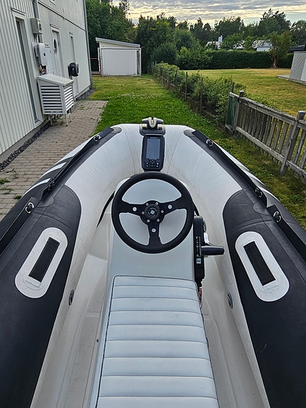 Suzumar DS350 med Suzuki DF20 4-takt elstart + Garmin ekolod 8 of 13