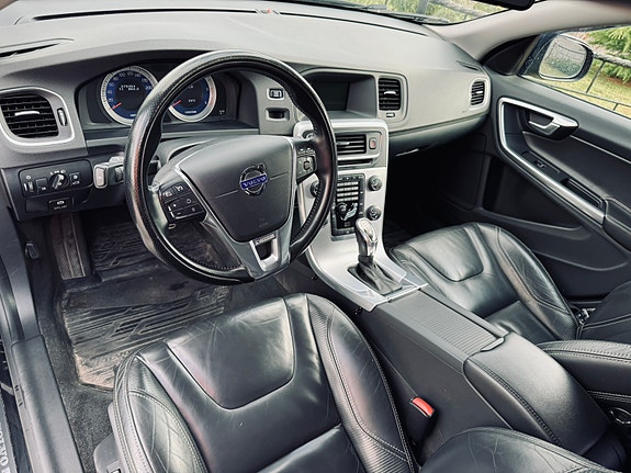 Volvo V60 2 of 7