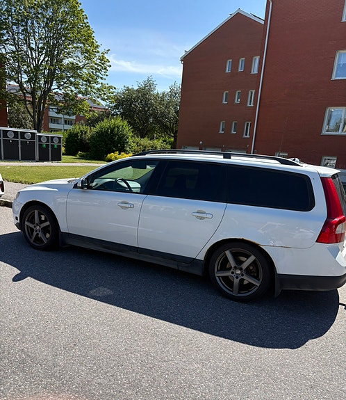Volvo V70 2 of 6