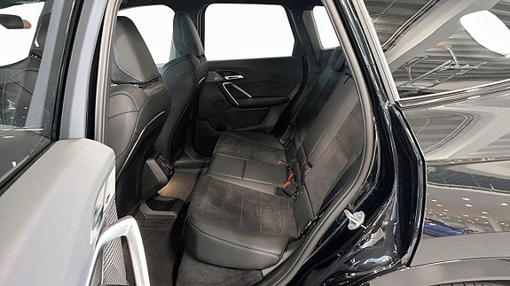 BMW iX1 5 of 14