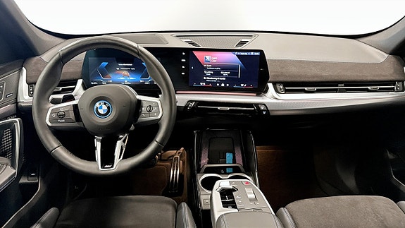 BMW iX1 4 of 14
