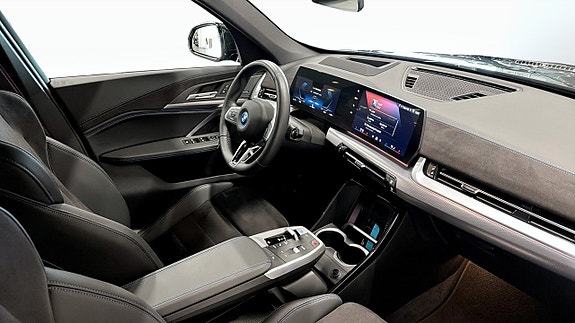 BMW iX1 3 of 14