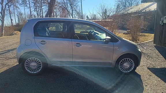 Volkswagen UP! 3 of 5