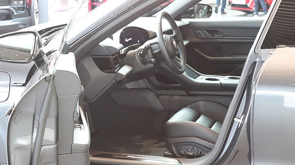 Porsche Taycan 8 of 10