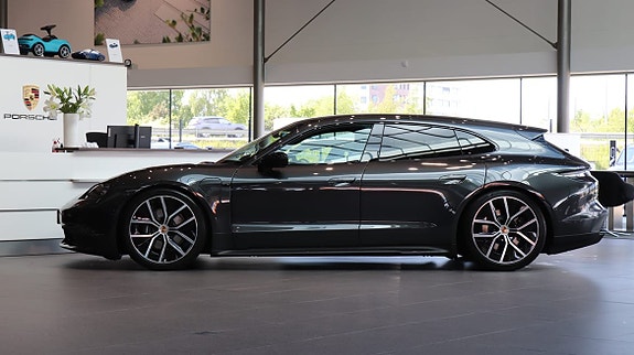 Porsche Taycan Sport Turismo 4 of 5