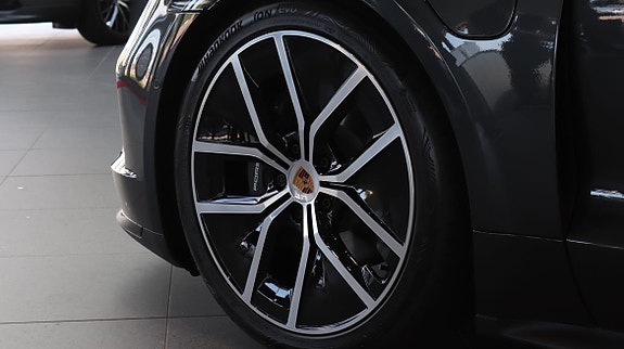 Porsche Taycan 10 of 10