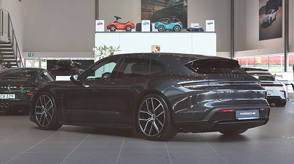 Porsche Taycan Sport Turismo 2 of 5