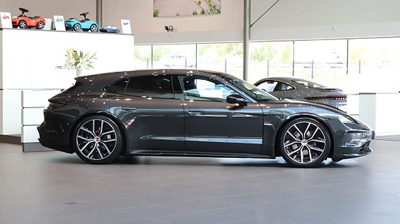 Porsche Taycan Sport Turismo 3 of 5