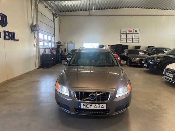 Volvo V70 3 of 5