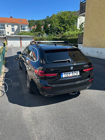 BMW 530e 2 of 5