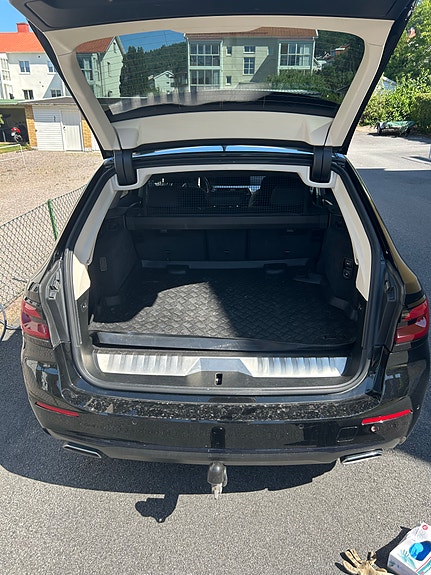 BMW 530e 3 of 5