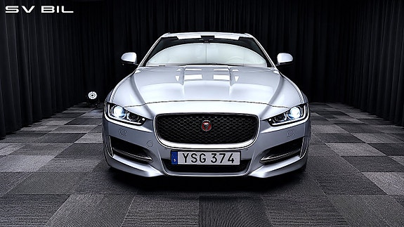 Jaguar XE 8 of 30