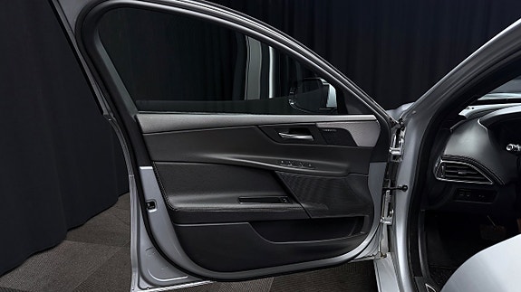 Jaguar XE 9 of 30