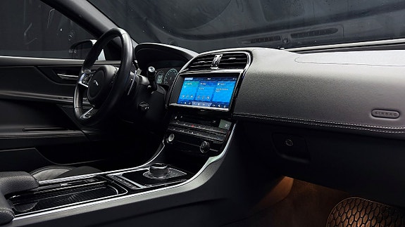 Jaguar XE 14 of 30