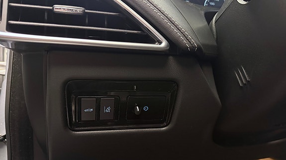 Jaguar XE 23 of 30