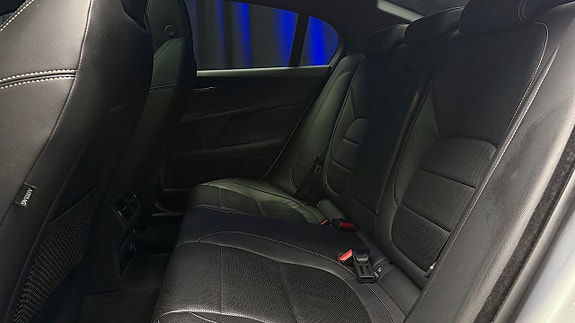 Jaguar XE 11 of 30