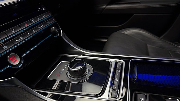 Jaguar XE 29 of 30