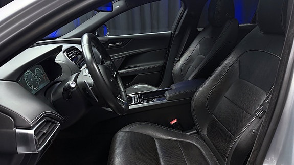 Jaguar XE 10 of 30