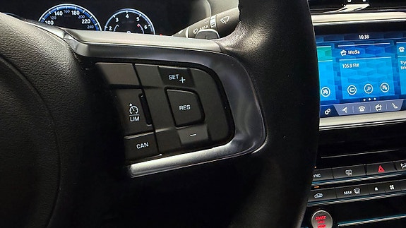 Jaguar XE 27 of 30