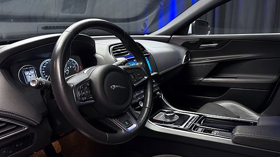 Jaguar XE 12 of 30