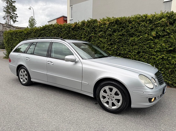 Mercedes-Benz E200 4 of 5