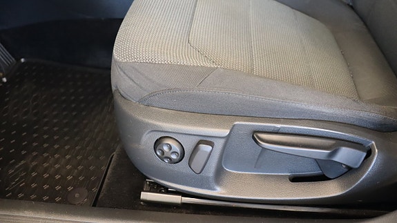 Volkswagen Passat 13 of 17