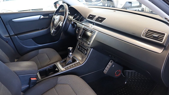 Volkswagen Passat 10 of 17