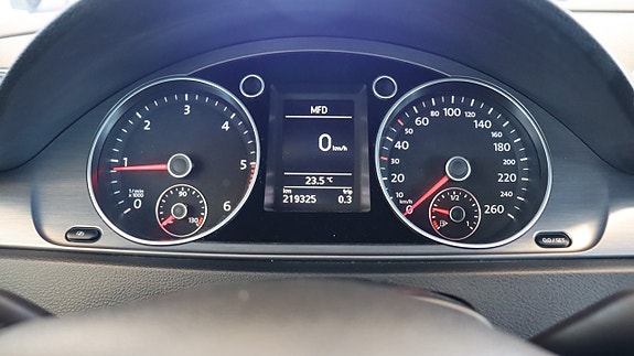 Volkswagen Passat 14 of 17