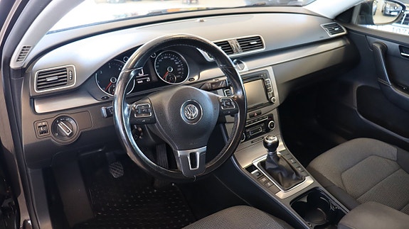 Volkswagen Passat 12 of 17