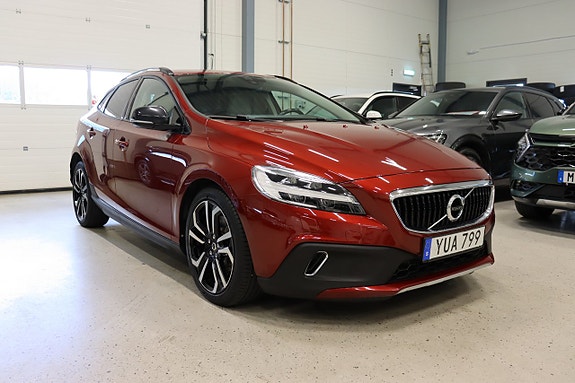 Volvo V40 Cross Country 2 of 5