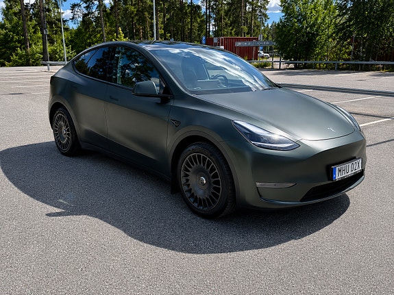 Tesla Model Y 3 of 5
