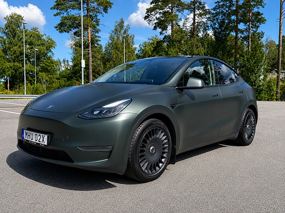 Tesla Model Y 4 of 5