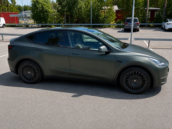 Tesla Model Y 5 of 5
