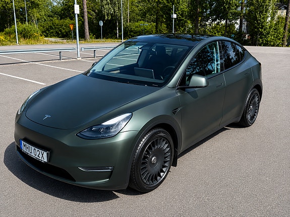 Tesla Model Y 2 of 5