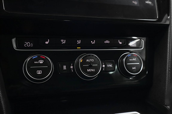 Volkswagen Passat Alltrack 18 of 25
