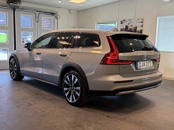 Volvo V60 Cross Country 3 of 5