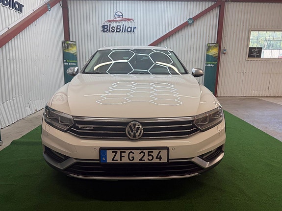 Volkswagen Passat Alltrack 2 of 18