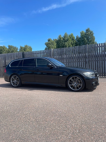 BMW 330d 4 of 5