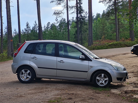 Ford Fiesta 2 of 4