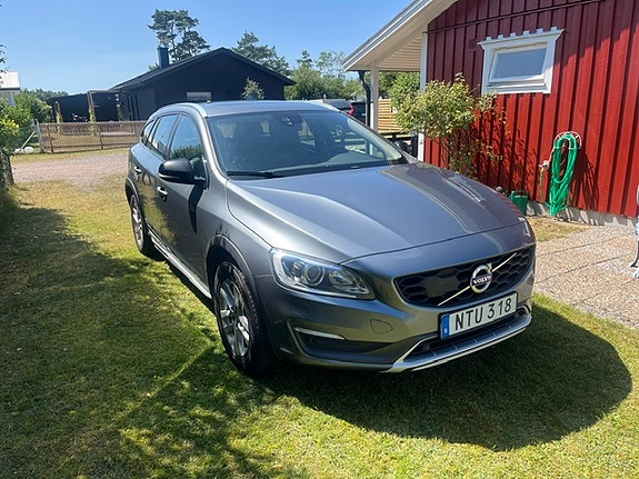 Volvo V60 Cross Country 2 of 5