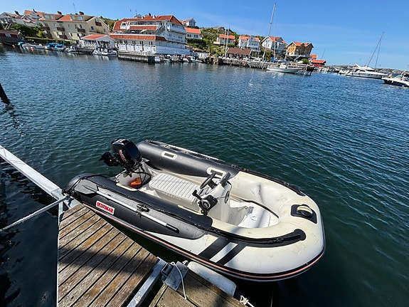 Suzumar 350 med Suzuki 20hk, jockey säte, Garmin plotter och släp 2 of 7