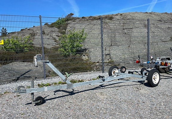 Suzumar 350 med Suzuki 20hk, jockey säte, Garmin plotter och släp 7 of 7