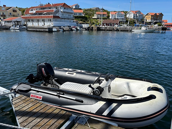 Suzumar 350 med Suzuki 20hk, jockey säte, Garmin plotter och släp 3 of 7