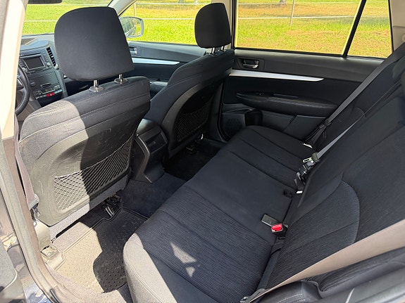 Subaru Legacy 8 of 17