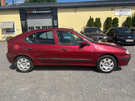 Renault Megane 2 of 5