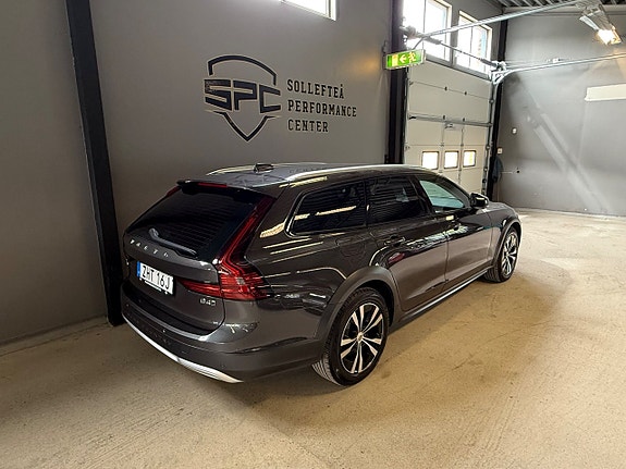 Volvo V90 Cross Country 3 of 5