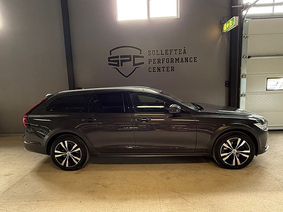 Volvo V90 Cross Country 2 of 5