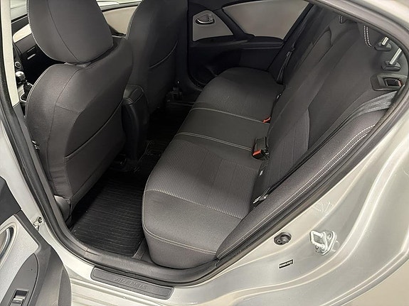 Toyota Avensis 7 of 12