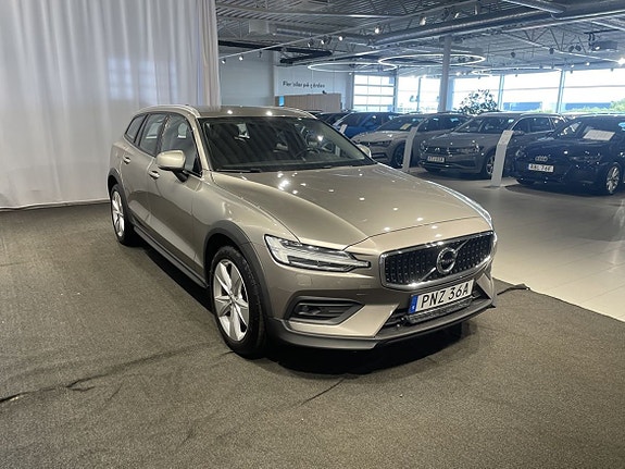 Volvo V60 Cross Country 2 of 5
