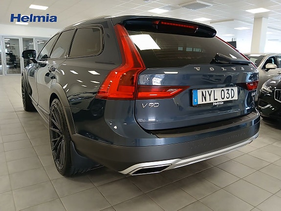Volvo V90 Cross Country 2 of 5